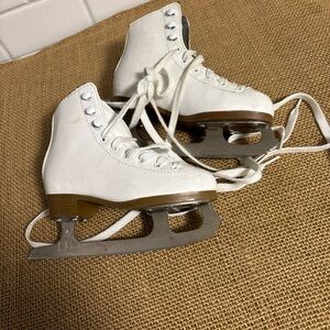 DBX Youth Traditional Ice Skate  US 11k Insulated, Cushioned White Figure Skates